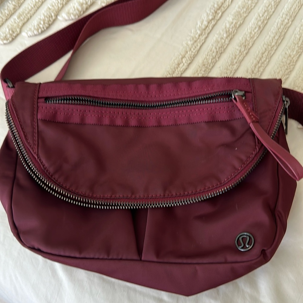 Lululemon festival bag (maroon)